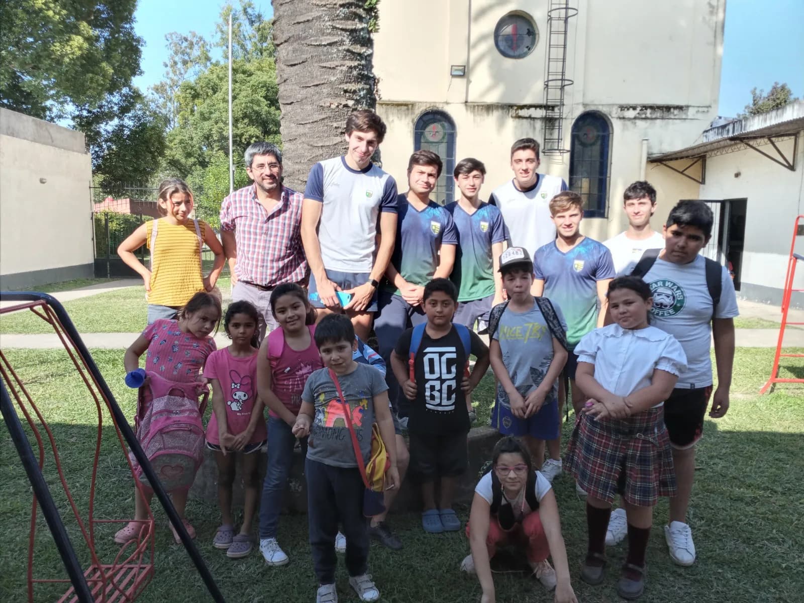 Chicos y voluntarios reunidos en una actividad de Hay Pique