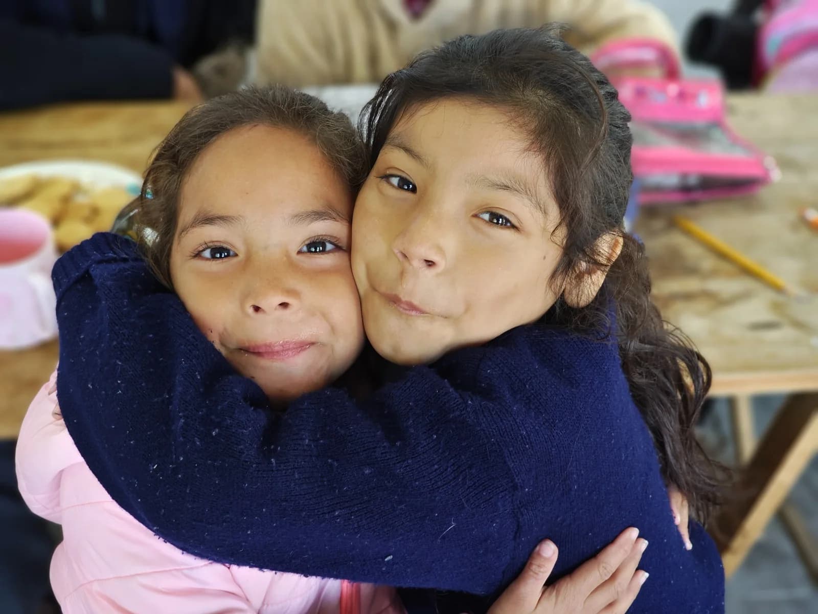 Abrazo durante una actividad de Hay Pique
